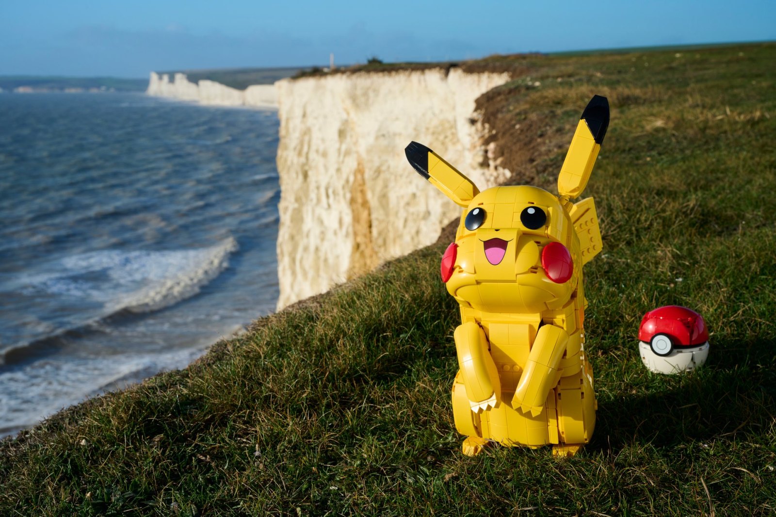 Le LEGO Pokémon Pikachu et Poké Ball 72152 exposé dans un salon
