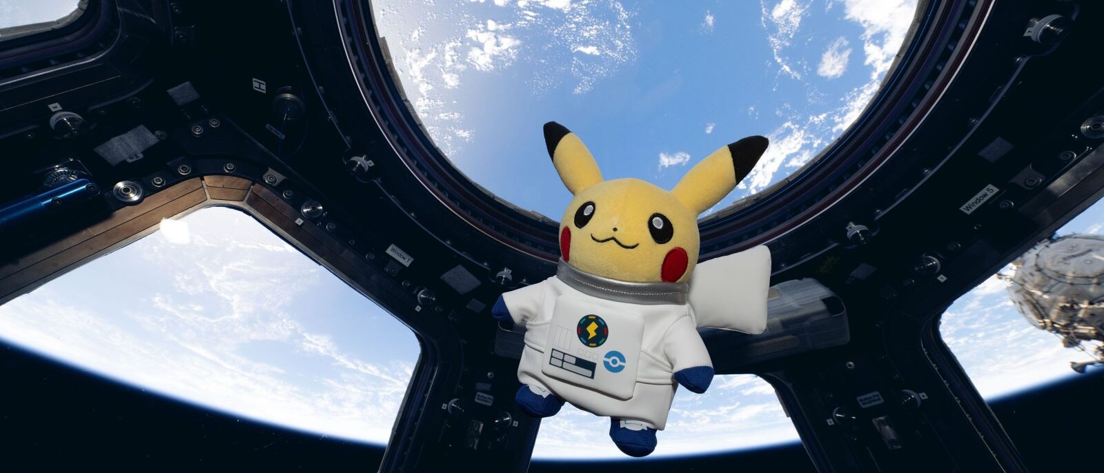 La peluche Pikachu astronaute flottant dans la Cupola de la Station spatiale internationale