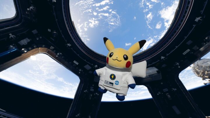 La peluche Pikachu astronaute flottant dans la Cupola de la Station spatiale internationale