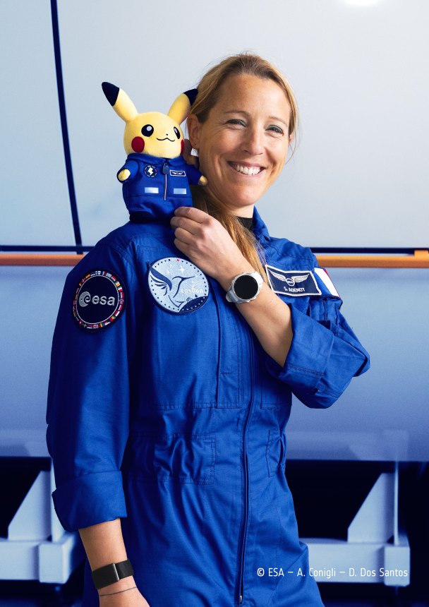 L'astronaute de l'ESA Sophie Adenot avec la peluche Pikachu astronaute