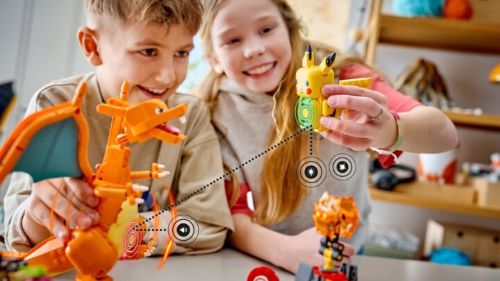 Enfants jouant avec les sets LEGO Pokémon SMART Play Dracaufeu et Pikachu