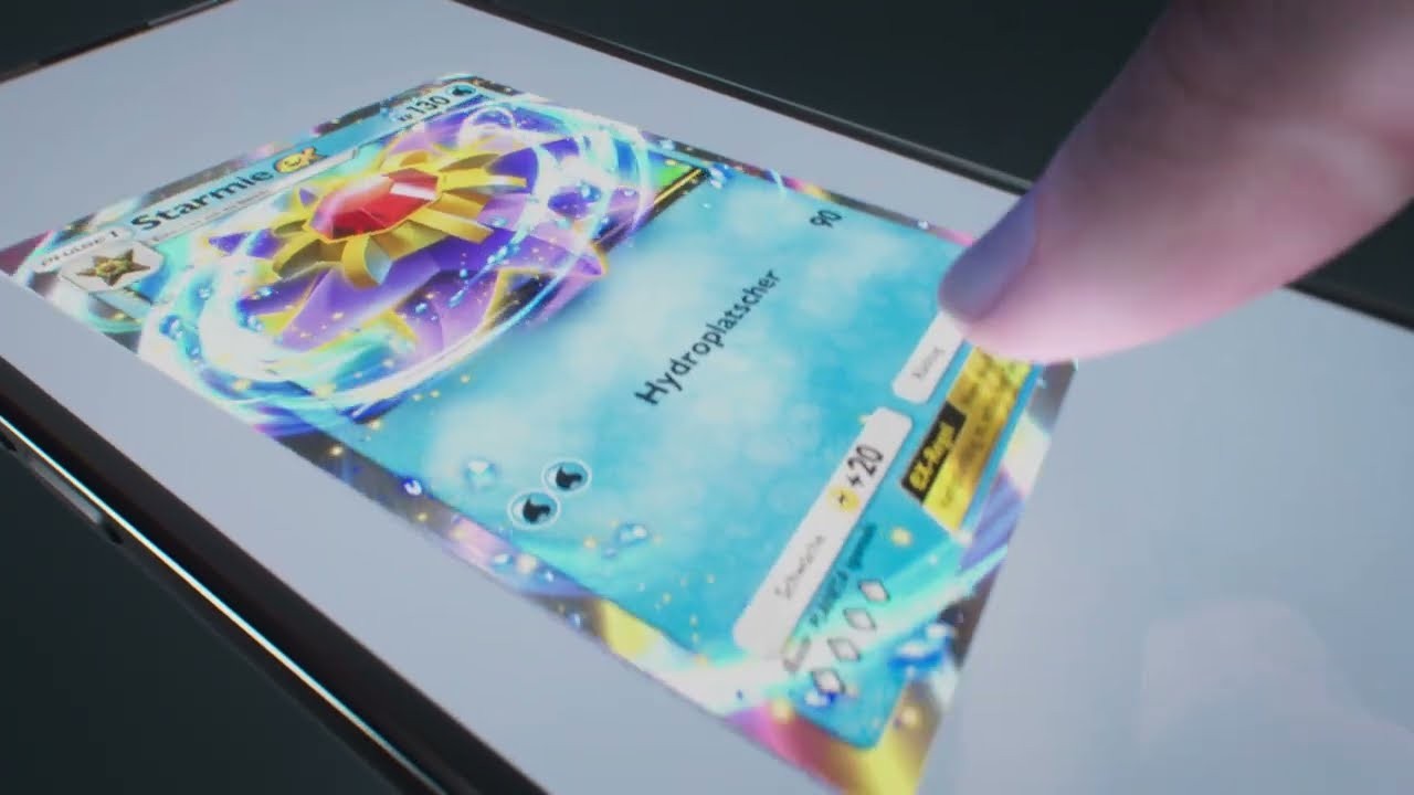 Une carte Pokémon-ex manipulée sur l'écran d'un smartphone dans le JCC Pokémon Pocket