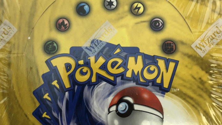 Cartes et présentoir du Set de Base de 1999 du JCC Pokémon