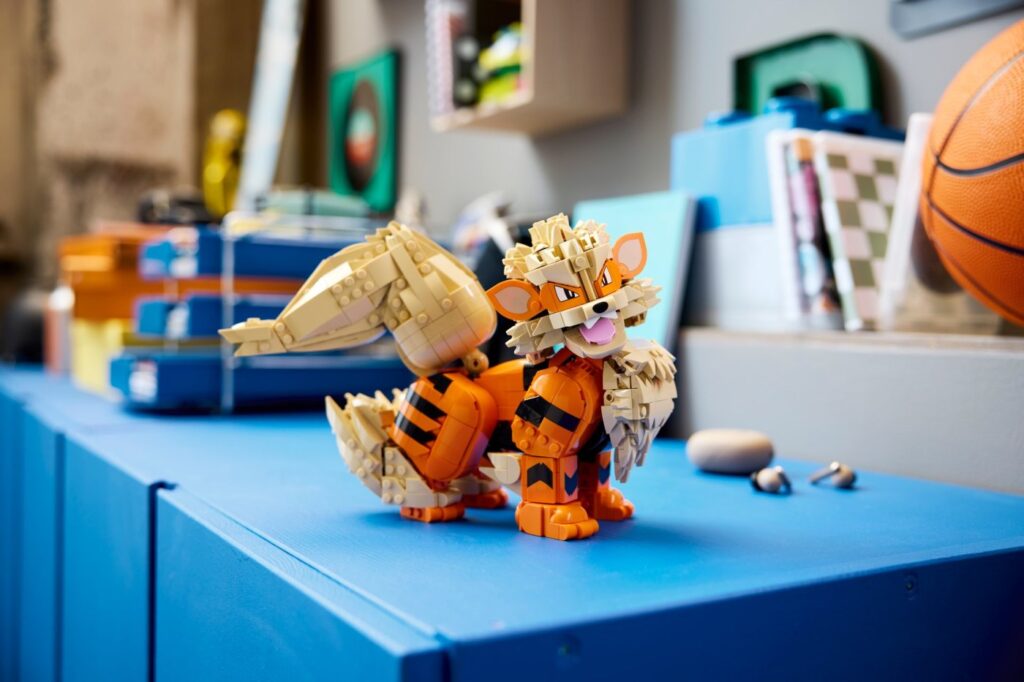 Le set LEGO Pokémon Arcanin exposé sur un meuble