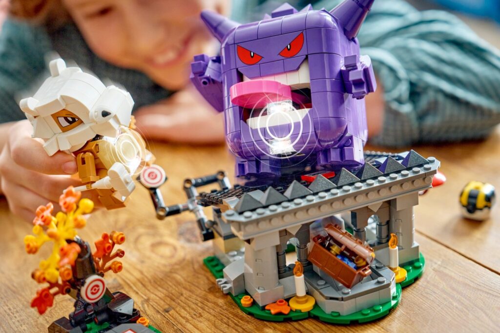 Le set LEGO Pokémon Osselait et Ectoplasma en situation de jeu
