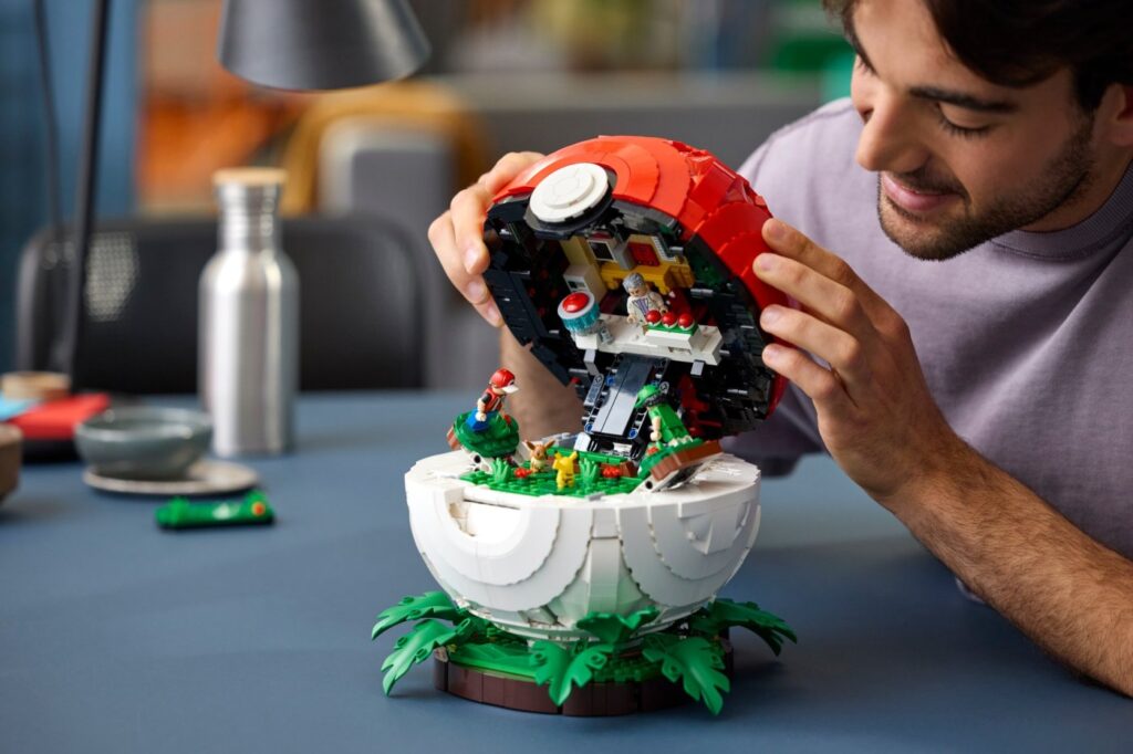 Un adulte ouvre la Poké Ball LEGO Pokémon 72154