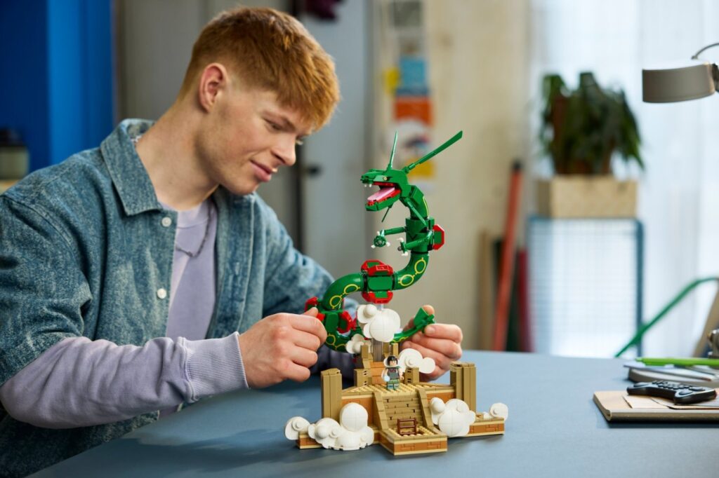Un adulte construit le set LEGO Pokémon Rayquaza