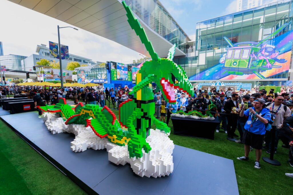 Rayquaza LEGO géant construit par les fans à PokémonXP San Francisco