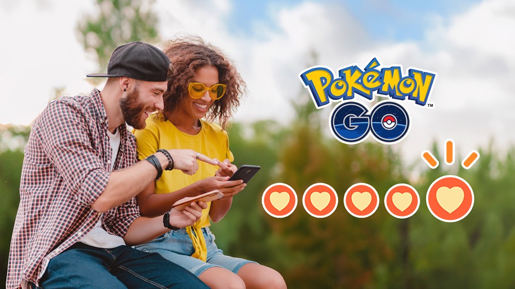 Deux joueurs de Pokémon GO consultent leur niveau d'amitié sur leur téléphone