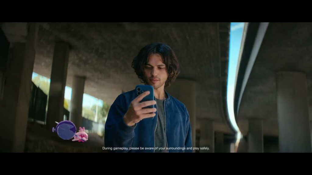 Un Dresseur joue à Pokémon GO sur son smartphone dans la bande-annonce des Terres Sauvages GO 2026