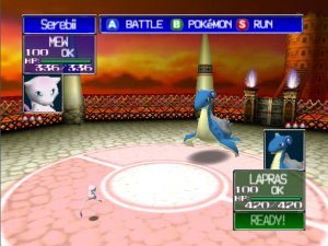 Un combat du Conseil des 4 : un Mew affronte un Lokhlass sur un sol rose (version anglaise).