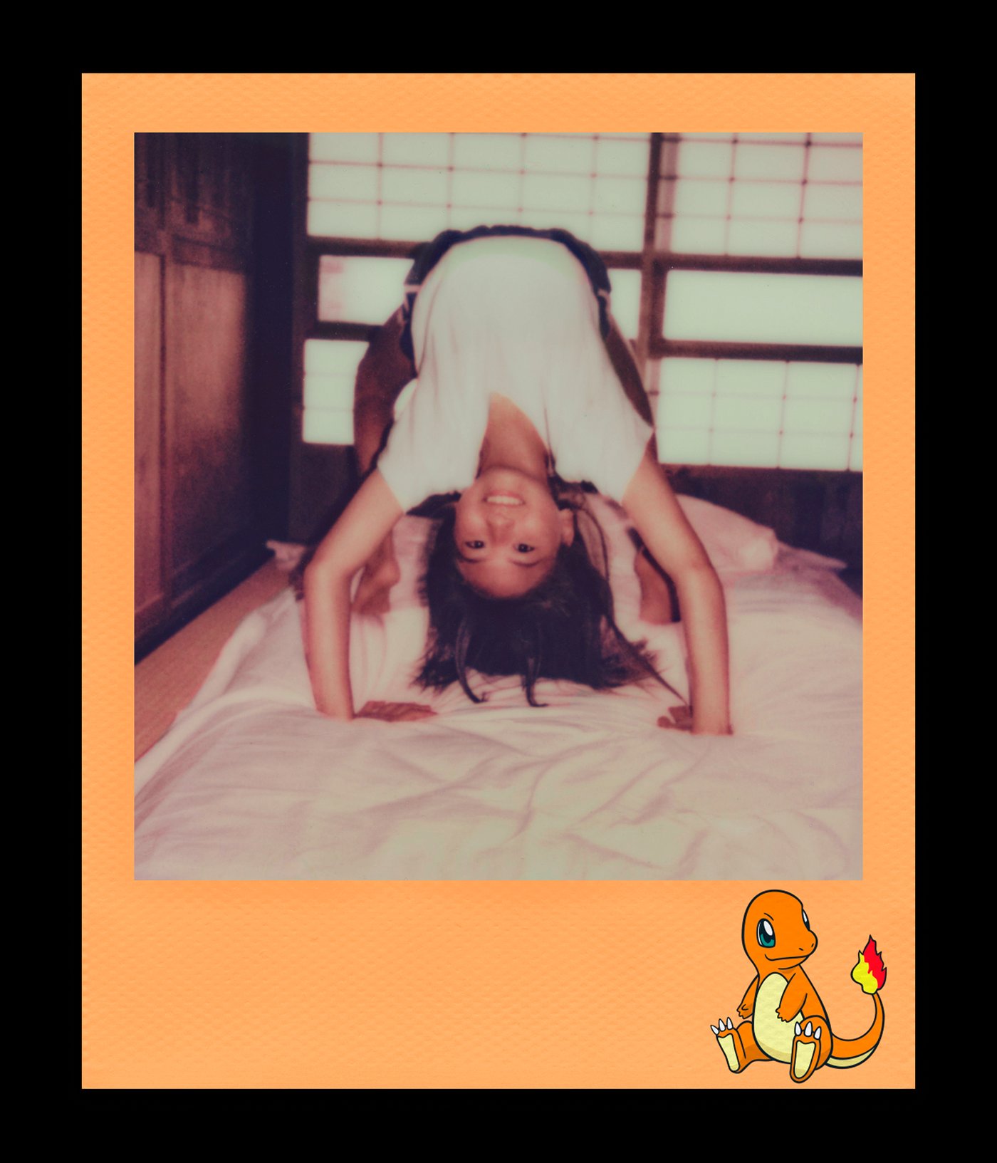 Photo instantanée sur film i-Type Pokémon Edition avec un cadre orange illustré de Salamèche